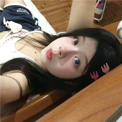 她背后的那双手
