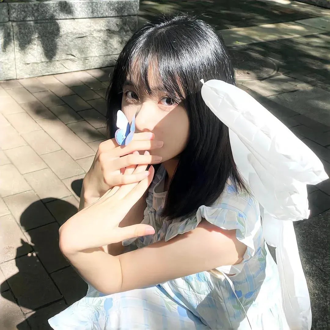给小酒馆女子喝高杯酒